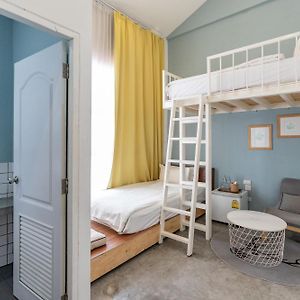 Kleines Zimmer mit zwei Einzelbetten